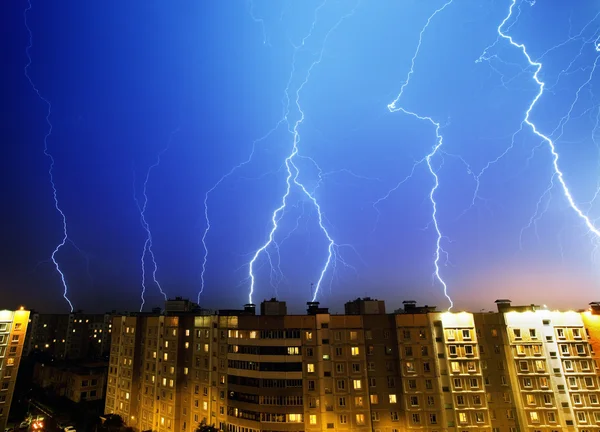 晚上城市上空的闪电 — 图库照片