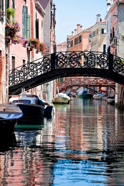 Vista do belo canal de Veneza colorido — Fotografia de Stock