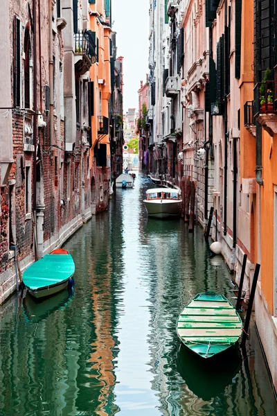 Vista do belo canal de Veneza colorido — Fotografia de Stock