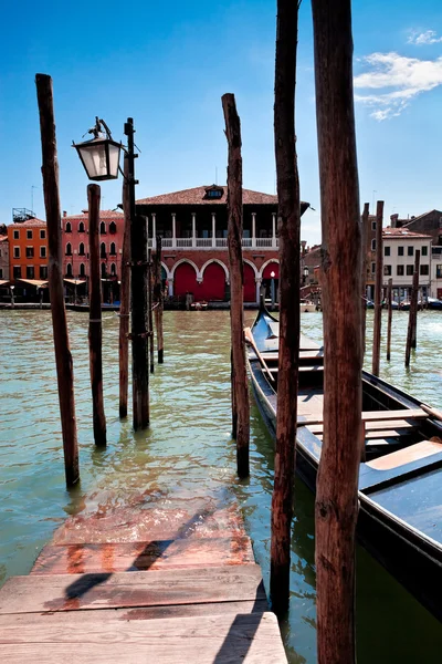 Plaza de párking para góndolas de Venecia en gran canal, Italia — Stockfoto