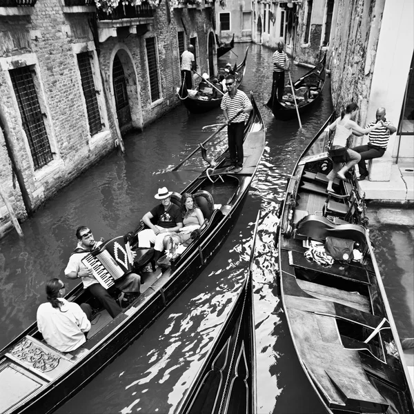 Elämä Venetsiassa, Italiassa (gondoleilla matkustaminen gondolien kanssa ), — kuvapankkivalokuva