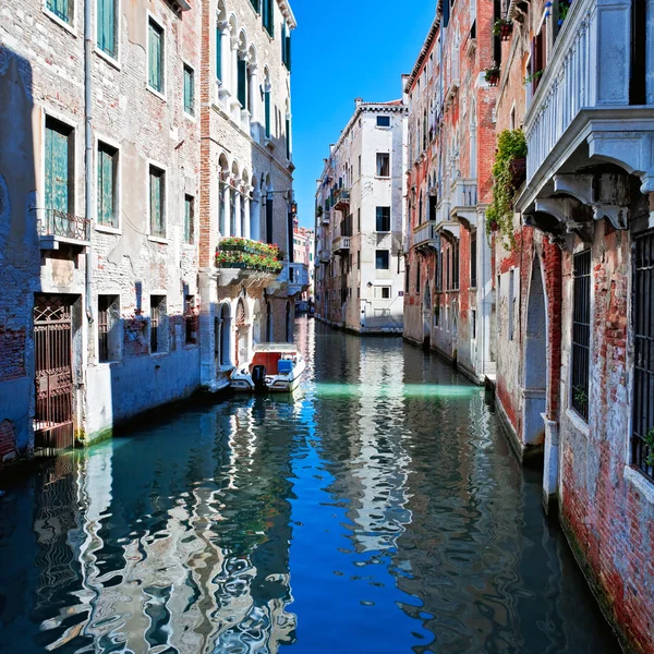 Blick auf den farbigen venezianischen Kanal mit Häusern, die im Wasser stehen — Stockfoto