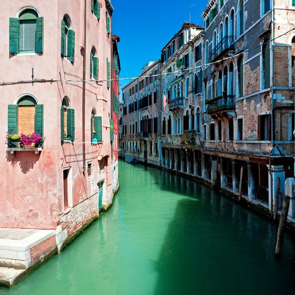 Pohled na krásné Benátky canal s domy stojí ve vodě — Stock fotografie
