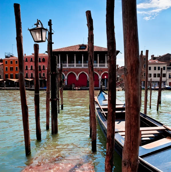 Lugar de estacionamento para gôndolas em Veneza no Grande Canal, Itália — Fotografia de Stock