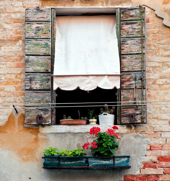 Rustic window with shutters in old venice house — Stock Photo, Image