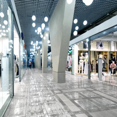 Bir alışveriş merkezinin içi.