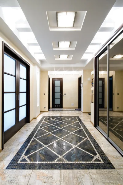 Luxe hall in een nieuw appartement — Stockfoto