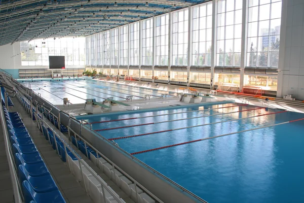Büyük modern Yüzme Havuzu — Stok fotoğraf