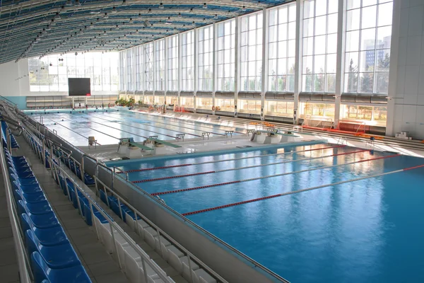 Grande piscine moderne — Photo