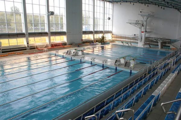 Grande piscine moderne — Photo