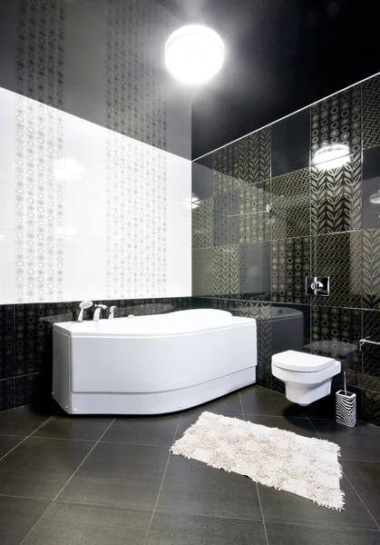 Nuevo interior de baño en blanco y negro — Foto de Stock