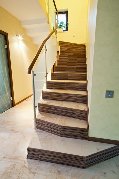 Лестница в новом доме — стоковое фото