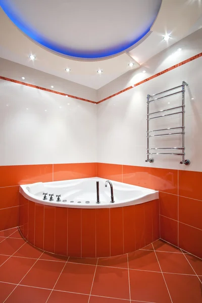 turuncu ve beyaz renklerde yeni banyo