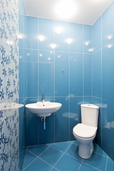 Interior de un nuevo cuarto de baño en colores azules — Foto de Stock