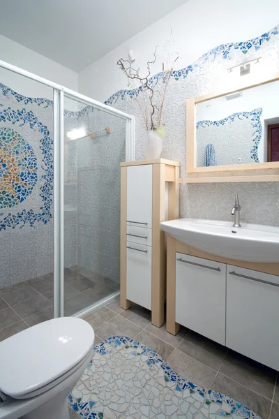 Фрагмент нового интерьера ванной комнаты — стоковое фото