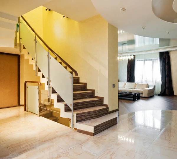 Luxus-Halle mit Treppe in neuem Haus — Stockfoto