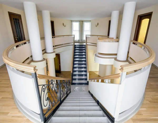 Intérieur du nouveau manoir avec escalier et balcon à l'intérieur — Photo