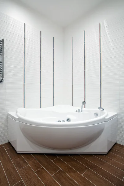Symmetrische weergave van badkamer — Stockfoto