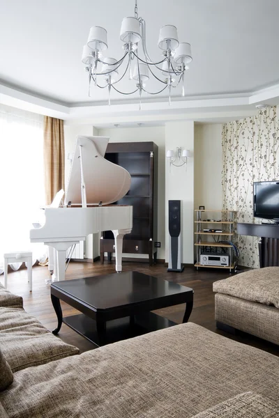 Interiér obývacího pokoje s bílým klavírem — Stock fotografie