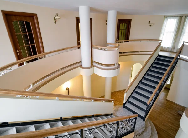 Interior de la nueva mansión con escalera y balcón interior — Foto de Stock