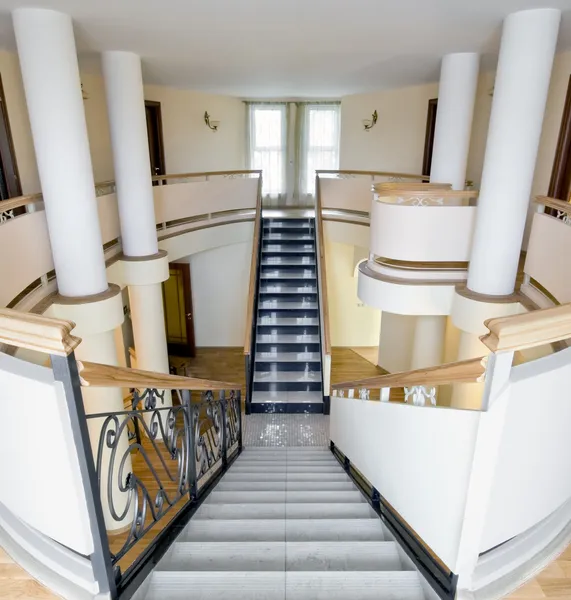 Interior de la nueva mansión con escalera y balcón interior — Foto de Stock