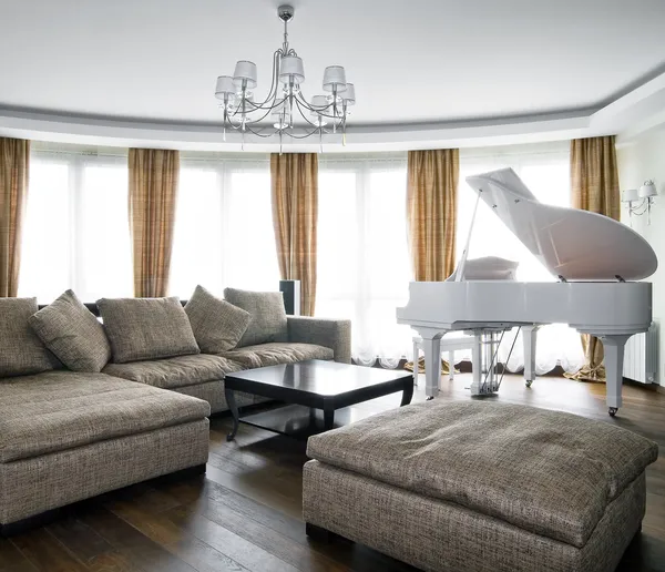 Interieur van lichte woonkamer met witte piano — Stockfoto