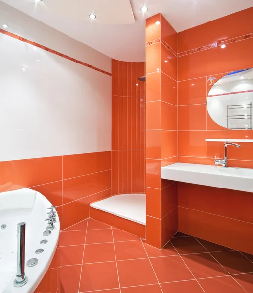 Ванная комната оранжевого и белого цветов — стоковое фото