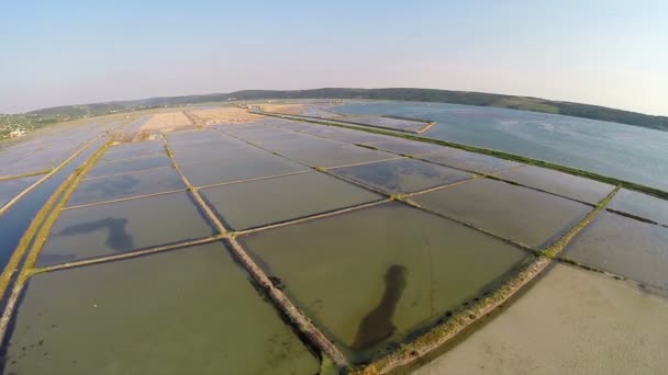 Vlucht over soline in Slovenië, plaats van de winning van zout, luchtfoto panoramisch uitzicht op zee. — Stockvideo