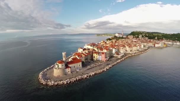 Eski şehir Piran, kuşlar ile uçuş havadan panoramik görünümü. — Stok video