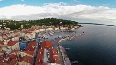 eski şehir piran üzerinde uçak, hava panoramik eski evleri, tekneler ve deniz.