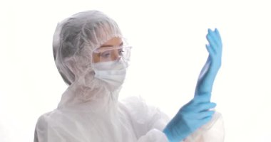 Kadın koruyucu giysi, maske, eldiven ve gözlük giyiyor. Koronavirüs salgını karantinası. COVID-19 salgını. Enfeksiyon korkusu.