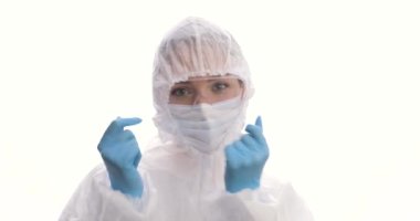 Beyaz elbiseli beyaz kadın portresi, maske ve eldivenler beyaz arka planda dans eder ve aptallar.