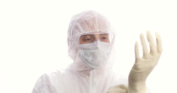 Retrato de un médico o personal médico en traje protector, guantes y máscara. Prevención de infecciones y control de epidemias. — Vídeos de Stock