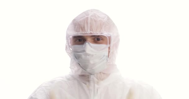 Portrait d'un médecin ou d'un personnel médical en vêtements de protection. Il lève joyeusement les pouces. Souriant. Gros plan. — Video