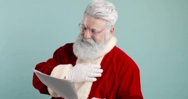 Noel Baba 'nın Dilek Mektuplarını Okurken Şaşırmış Tepkisi Çocuk Rüyaları Listesini, Noel Ruhunu, Yılbaşı Gecesinden Önce Geleneksel Hazırlık Gecesini, Tatil Sezonunu Kontrol Ediyor. Boşluğu kopyala.