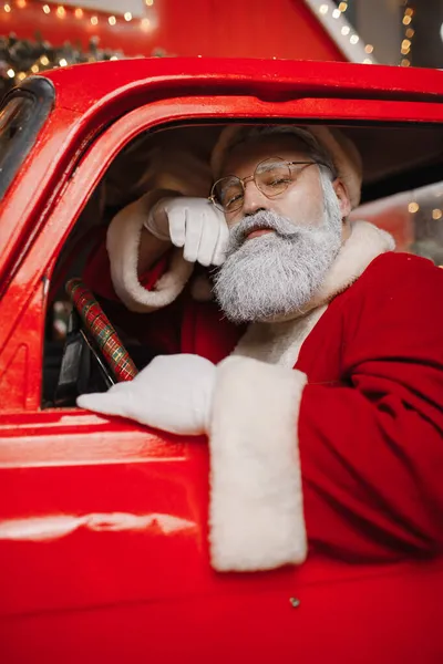 Papai Noel está se preparando para o Natal. Retrato de Papai Noel dirigindo Imagens De Bancos De Imagens Sem Royalties