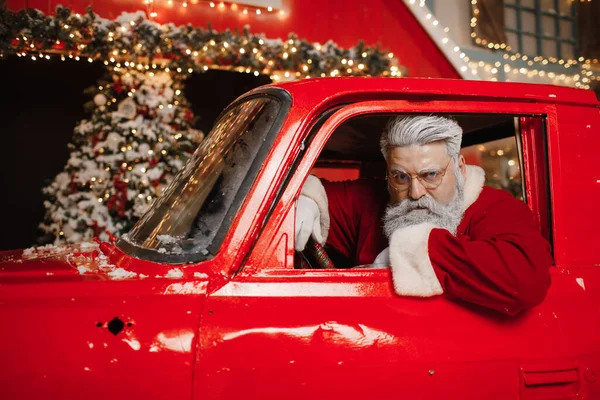 Retrato de un Santa Claus enojado conduciendo. Conductor agresivo, año nuevo, Navidad. Santa Claus se prepara para la Navidad. Fotos de stock libres de derechos