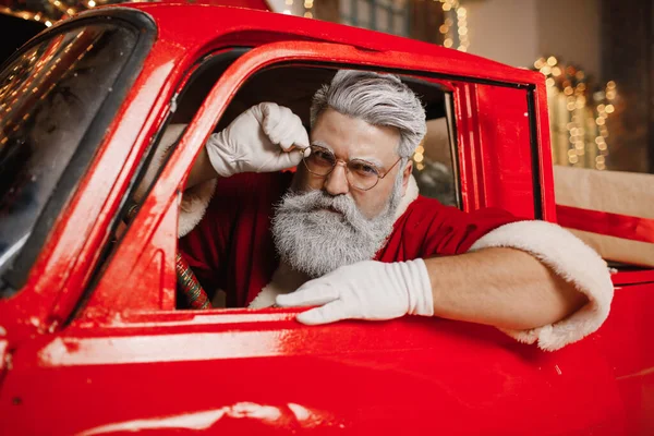 Санта Клаус готується до Різдва. Портрет Миколая за кермом. Стокова Картинка