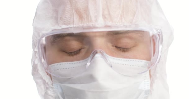 Cara de médico de cerca, ojos con gafas de seguridad. Retrato del médico con protección y gafas durante la pandemia. — Vídeos de Stock