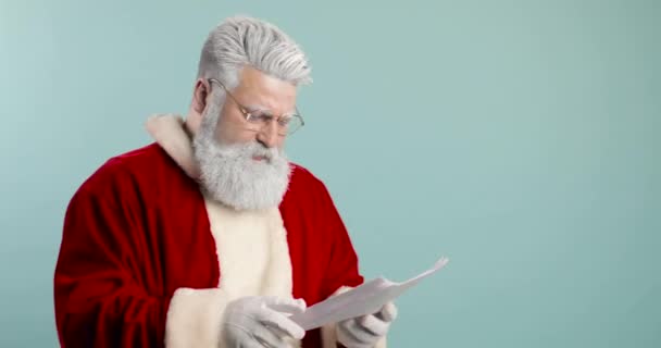 Negatieve emoties van boze gek gek schreeuwende kerstman vloeken tegen stoute jongen die niet ontvangen vakantie geschenk voor slecht gedragen het hele jaar. — Stockvideo