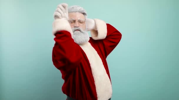 Święty Mikołaj leje śnieg jak sól. Zabawny film. Santa posypuje śniegiem — Wideo stockowe