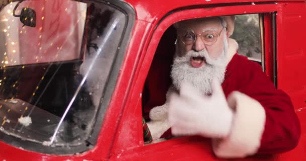 Retrato de Santa Claus agresivo enojado gritando algo desde un camión rojo. Celebraciones y concepto de personas alegres. — Vídeos de Stock