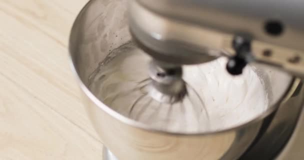 Baker αναμιγνύει τα συστατικά σε μπολ μαγείρεμα κέικ ζύμης χρησιμοποιώντας ηλεκτρικό μίξερ, closeup. Προετοιμασία ζαχαροπλαστικής, ζαχαροπλαστικής και γλυκών τροφίμων. — Αρχείο Βίντεο