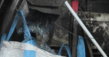 Plastik öğütücü. Geri dönüşüm. Çöp öğütücü. Kesir.
