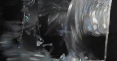 Plastik öğütücüye yakın çekim. Geri dönüşüm. Döner, plastiği küçük parçalara ayırır. Çöp öğütücü.