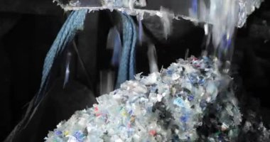 Plastik öğütücü. Geri dönüşüm. Atık öğütme işlemine yakın çekim. Kesir. Parçalanmış plastikle dolu bir çanta..