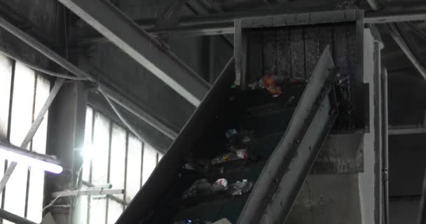 Garbage recycling plant, the belt lifts up the garbage. — Vídeos de Stock