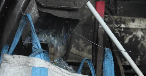 塑料碎纸机回收利用。碎纸机。分数. — 图库视频影像