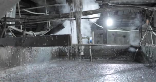 Recycling plastic by dissolving in a metal container using hot steam. Solid waste processing stage. — Vídeos de Stock