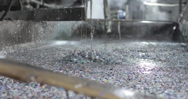 Reciclaje de plástico disolviéndose en un recipiente de metal utilizando vapor caliente. Una gran cantidad de plástico triturado se ahoga en un líquido especial. — Vídeos de Stock